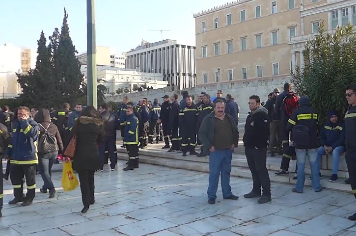 Διαμαρτυρία συμβασιούχων και πυροσβεστών πενταετούς διάρκειας έξω από την Βουλή