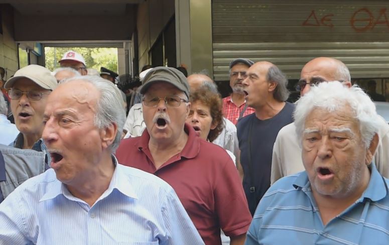 Διαμαρτυρία συνταξιούχων του ΠΑΜΕ έξω από το υπουργείο Οικονομικών
