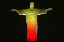 Το άγαλμα του Ιησού φωτίστηκε στα χρώματα του Μουντιάλ