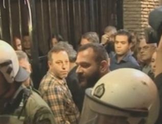 Τα έκτροπα της Χρυσής Αυγής έξω από το «Χυτήριο» και οι αντιδράσεις