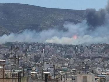 Μεγάλες φωτιές στον Υμηττό στο ύψος του Καρέα και στη Λακωνία