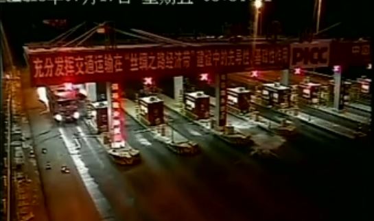 Κίνα: Φορτηγό έπεσε πάνω σε σταθμό διοδίων