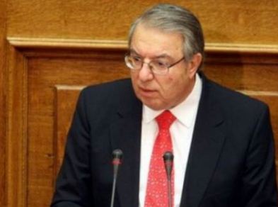 Μίνι κρίση δημιούργησε η στάση Μπαμπινιώτη με το νόμο για τα ΑΕΙ