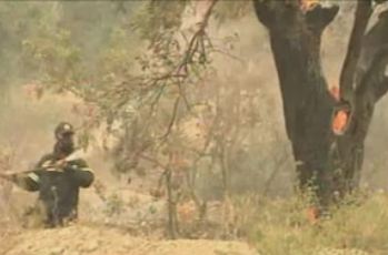 Ζημιές σε σπίτια προκάλεσε μεγάλη φωτιά στην Ουρανούπολη