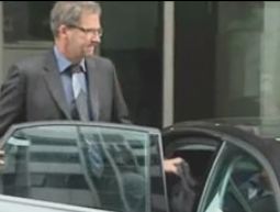 Πιέσεις από την τρόικα για επιπλέον περικοπές σε μισθούς και συντάξεις