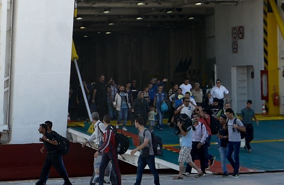 Πάνω από 2.400 πρόσφυγες έφθασαν με πλοία στο λιμάνι του Πειραιά