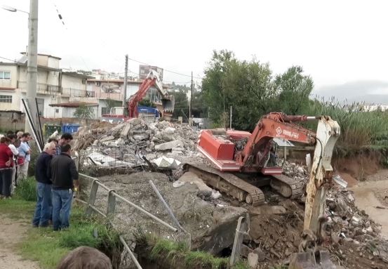 Κατάρρευση τριώροφου κτιρίου στο Καματερό