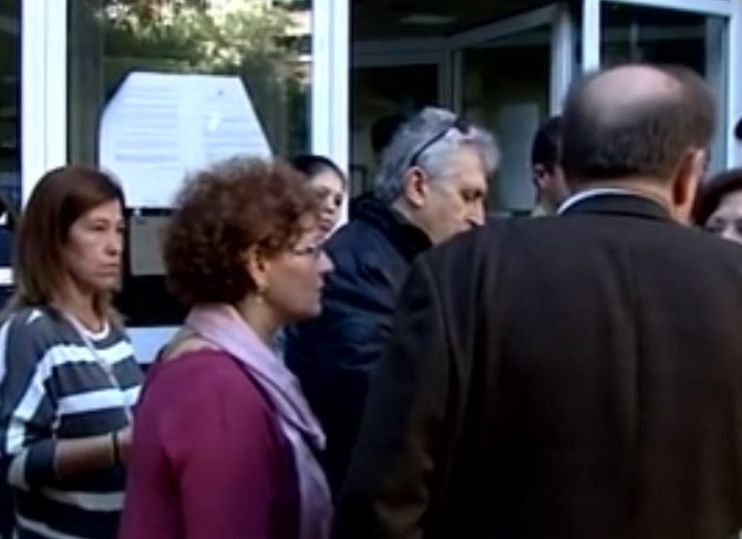 Γραφεία ΟΓΑ: Ουρές για πολλούς δικαιούχους που περίμεναν να πάρουν το οικογενειακό επίδομα