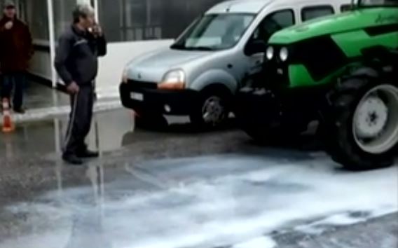 Αγρότες: Έκλεισαν το λιμάνι στη Νάξο και έχυσαν γάλα στο δρόμο