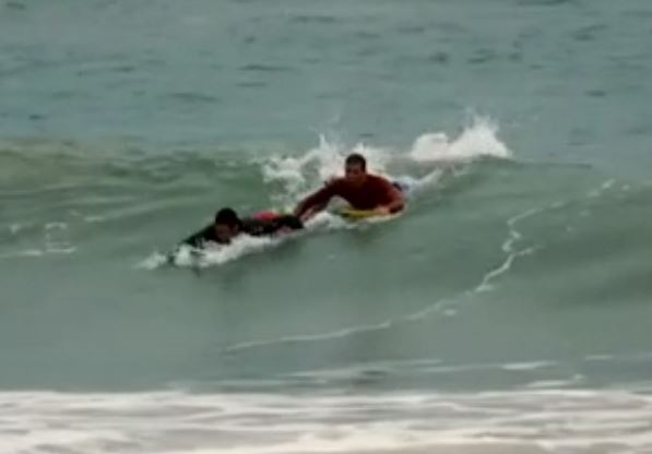 Τυφλός σέρφερ: Το πρόβλημα υγείας δεν τον εμπόδισε να πραγματοποιήσει το όνειρό του