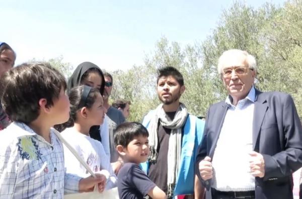 Πρόσφυγες ξεναγήθηκαν στην Ακρόπολη από τον Υπ.Πολιτισμού Αρ.Μπαλτά