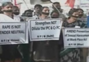 Συνεχίζονται οι διαδηλώσεις για το θάνατο της 23χρονης στην Ινδία