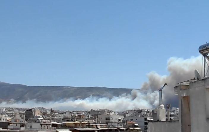 Πρώτες εικόνες από τη φωτιά στον Υμηττό