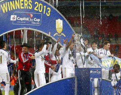 Η Σουόνσι κατέκτησε το πρώτο αγγλικό τρόπαιο στην ιστορία της