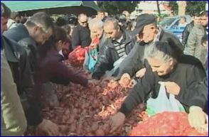 Ουρές για τα δωρεάν αγροτικά προϊόντα στο Σύνταγμα