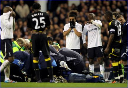 Ποδοσφαιριστής της Μπόλτον κατέρρευσε κατά την διάρκεια του αγώνα