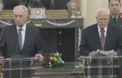 Τον πρόεδρο του Ισραήλ Σ.Πέρες υποδέχθηκε ο Κάρολος Παπούλιας