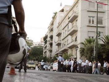 «Μαχαίρι» στα ειδικά μισθολόγια