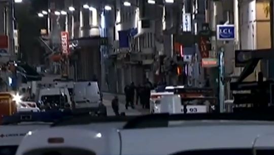 Γαλλία: Η στιγμή της μεγάλης αστυνομικής επιχείρησης σε διαμέρισμα στο Σεν Ντενί