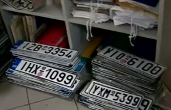 Τέλη κυκλοφορίας: Καταθέτουν τις πινακίδες χιλιάδες ιδιοκτήτες οχημάτων