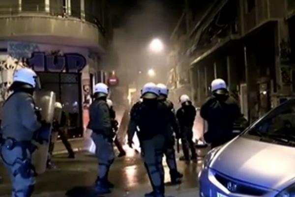 Εξάρχεια: Ολονύχτια «μάχη» κουκουλοφόρων με μολότοφ γύρω από τα γραφεία του ΠΑΣΟΚ