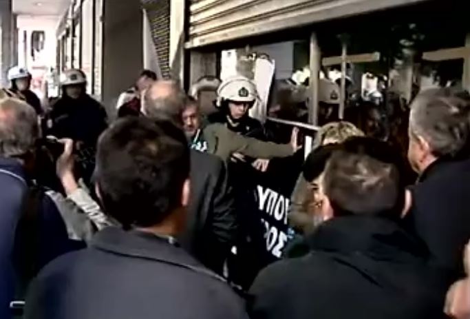 Ένταση στο υπουργείο Οικονομικών μεταξύ ΜΑΤ και μελών της ΠΟΕΔΗΝ