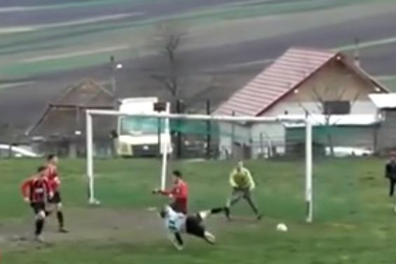 Ρουμανία: Διαιτητής μέτρησε γκολ αλλά η μπάλα μπήκε στα δίχτυα από τρύπα