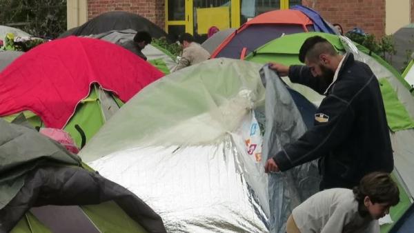 Πειραιάς: Με σακούλες και μουσαμάδες στις σκηνές προετοιμάζονται για την βροχή οι πρόσφυγες