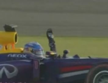 Αγκαλιά με τον τίτλο ο Φέτελ μετά τη νίκη και στην Σουζούκα