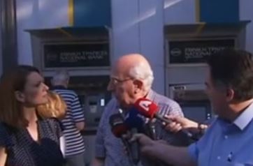 Στις τράπεζες οι συνταξιούχοι που δεν πήραν τα 120 ευρώ