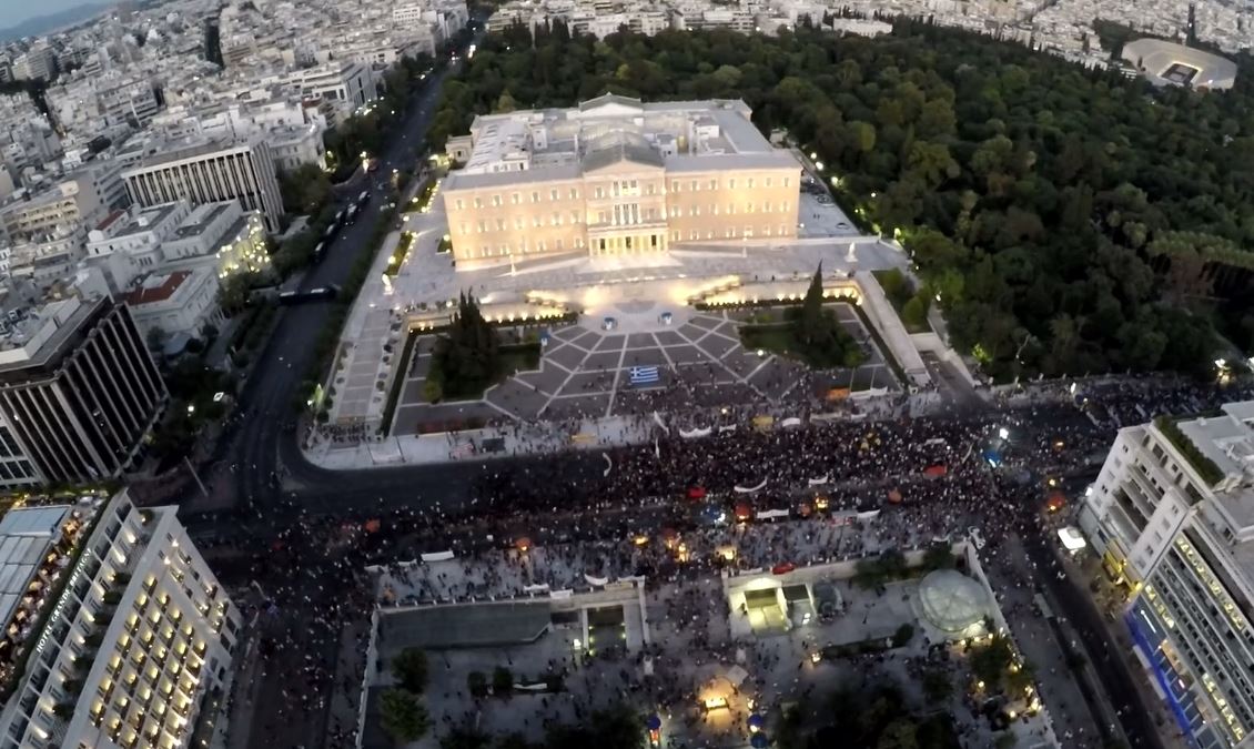 Εναέρια λήψη: Η συγκέντρωση στην Πλατεία Συντάγματος λίγο μετά την έναρξη των επεισοδίων