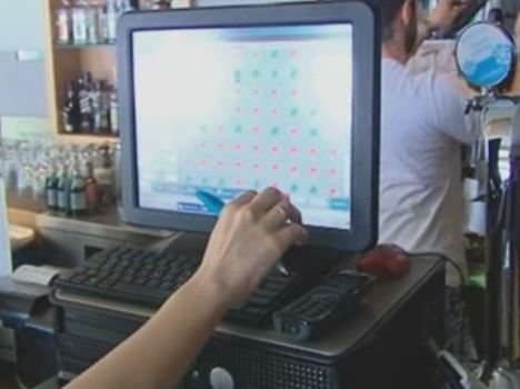 Σκληρή μάχη για τη μείωση του ΦΠΑ στην εστίαση