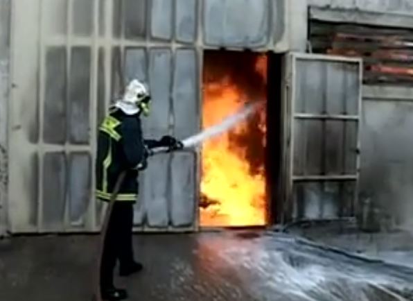 Ένας νεκρός από τη φωτιά στο εργοστάσιο χρωμάτων στη Σίνδο