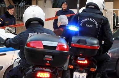 Επίθεση με πέτρες και ξύλα κατά αστυνομικών στα Εξάρχεια