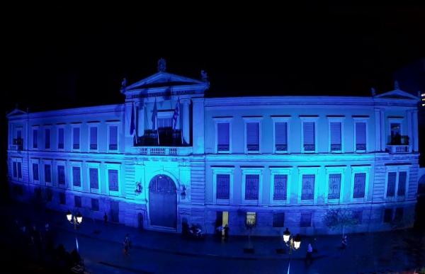 Ιστορικά κτίρια με μπλε φωτισμό για την Ημέρα της Δημοκρατίας (και εναέρια λήψη)