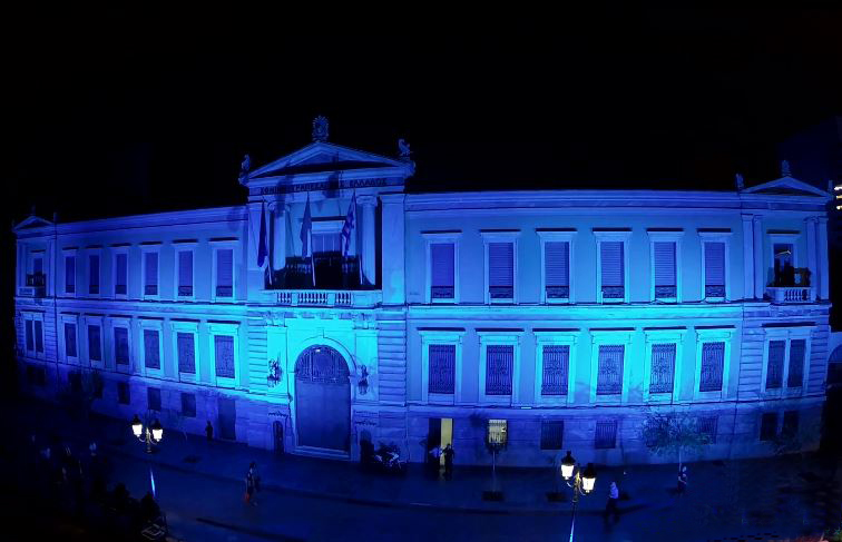 Ιστορικά κτίρια με μπλε φωτισμό για την Ημέρα της Δημοκρατίας (και εναέρια λήψη)