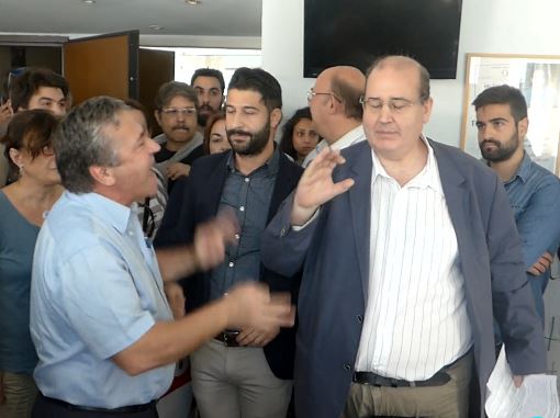 Συνδικαλιστές παρεμπόδισαν την έξοδο του Ν.Φίλη από τη συνάντηση που είχε με την ΟΛΜΕ