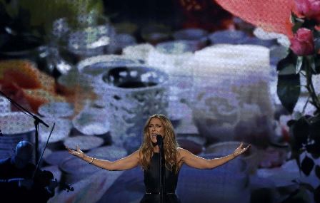 Αμερικανικά Μουσικά Βραβεία: Η Σελίν Ντιόν τραγουδάει για το Παρίσι