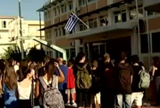 Κοστέλο κατά Φίλη: Πάρε πίσω την τροπολογία για τις προσλήψεις διευθυντών Εκπαίδευσης
