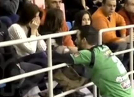 Ορεστιάδα: Παίκτης έκανε πρόταση γάμου στη διάρκεια αγώνα βόλεϊ