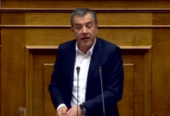 Βουλή: Σκληρή κόντρα Τσίπρα-Θεοδωράκη για τους επαναστάτες ράπερ και το Δημόσιο
