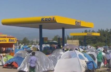 Σε τρία βενζινάδικα στην Ειδομένη μένουν περισσότεροι από 4.000 πρόσφυγες