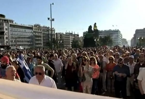 Συγκέντρωση «Παραιτηθείτε»: Χωρίς συνθήματα – Με σφυρίγματα και αποδοκιμασίες