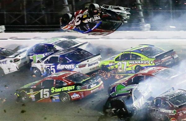 Τρομακτικό ατύχημα σε αγώνα NASCAR