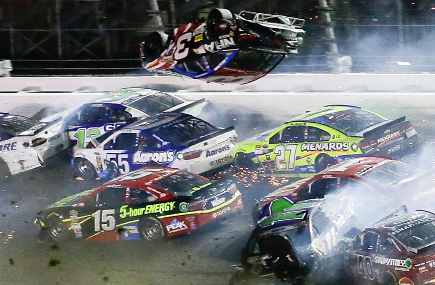 Τρομακτικό ατύχημα σε αγώνα NASCAR