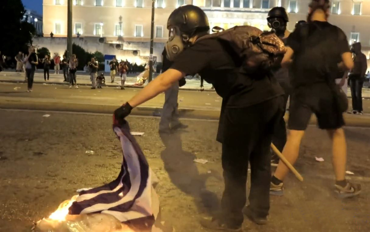 Σοβαρά επεισόδια στο Σύνταγμα και στη λεωφόρο Αμαλίας – 39 συλλήψεις διαδηλωτών