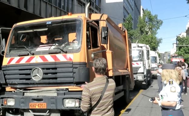 Με τα απορριμματοφόρα στο υπουργείο οι εργαζόμενοι στην καθαριότητα