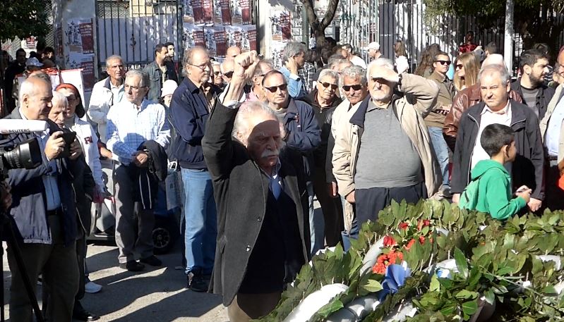 Ένα κόκκινο γαρύφαλλο στο μνημείο του Πολυτεχνείου από τον Μανώλη Γλέζο και στρατιώτες