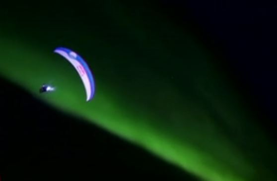 Νορβηγία: Απίστευτη πτήση με αλεξίπτωτο πλαγιάς κοντά στο Βόριο Σέλας