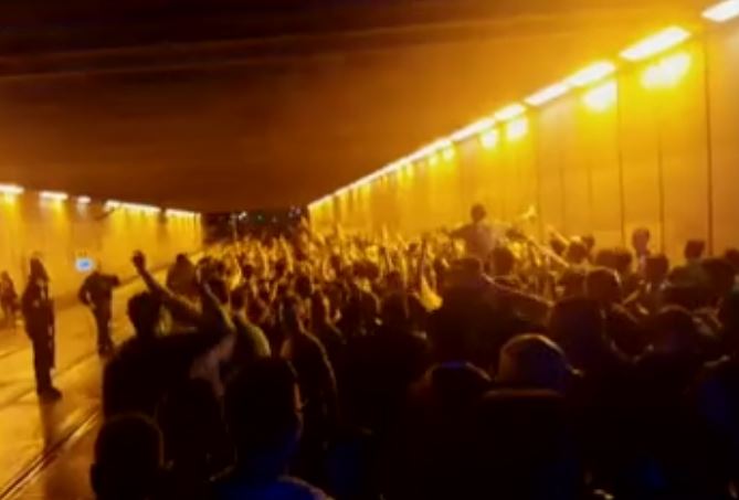 Οι Ιρλανδοί αποθεώνουν και αποθεώνονται από την αστυνομία